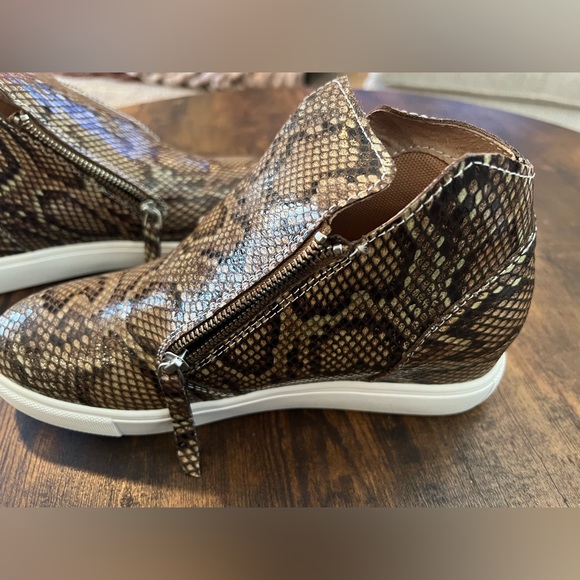 NIB Bernie Mev. Wharton Snake Skin Bootie, Size 39 (8.5) - Picture 6 of 11